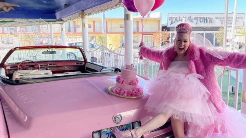 Sıra dışı evliliklere yenisi eklendi! 58 yaşında pembe rengiyle evlendi